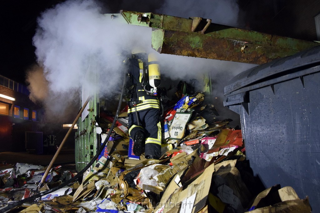 Feuer Papp Presscontainer Koeln Hoehenberg Bochumerstr P331.JPG - Miklos Laubert